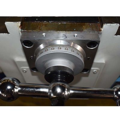 Vertikal 3 Axis Turret Milling Machine Untuk Pemrosesan Logam