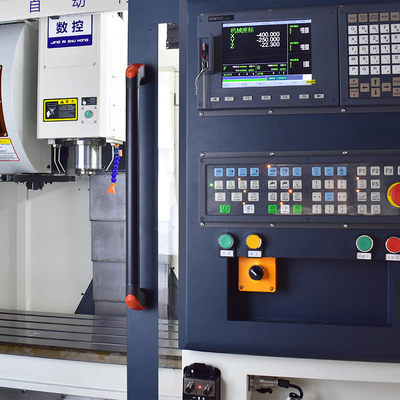Pusat Vertikal Pemesinan Cnc Presisi Tinggi 900mm X Axis Travel